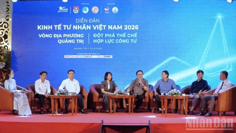 Các diễn giả, đại diện Trung ương Hội Doanh nhân trẻ Việt Nam và các cơ quan liên quan trao đổi tại phiên làm việc. (Ảnh: BÁ CƯỜNG)