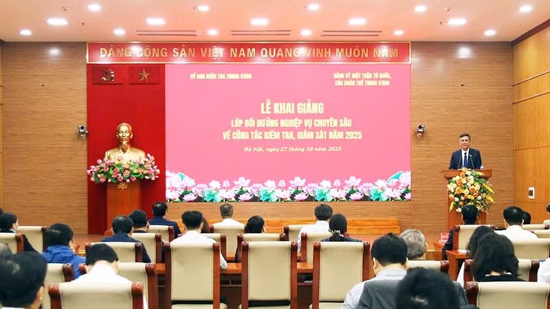 Toàn cảnh lễ khai giảng lớp bồi dưỡng.
