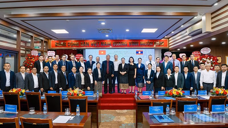 Đại biểu hai nước Việt Nam-Lào chụp ảnh lưu niệm tại lễ khai giảng chương trình bồi dưỡng.