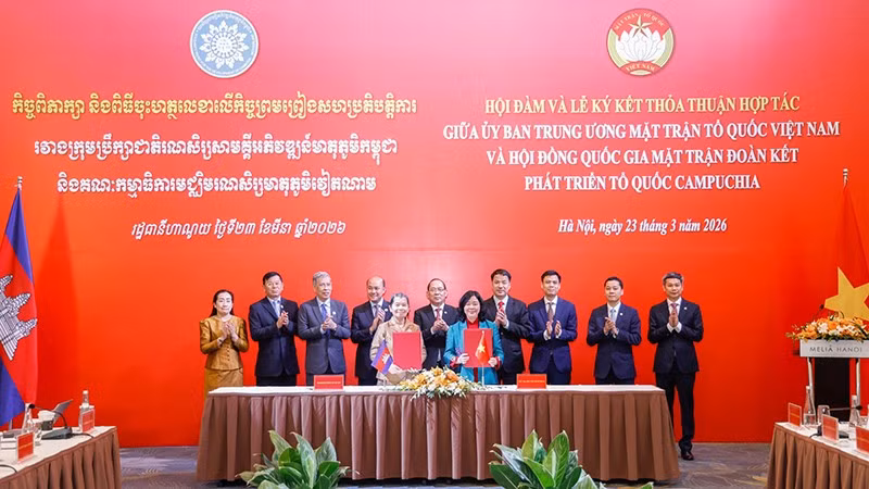 Đồng chí Bùi Thị Minh Hoài và bà Men Sam An (hàng đầu) trao biên bản ký kết thỏa thuận hợp tác. 