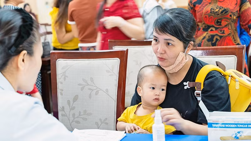 Các y, bác sĩ tình nguyện của "Hành trình yêu thương" thăm khám bà mẹ và trẻ em.