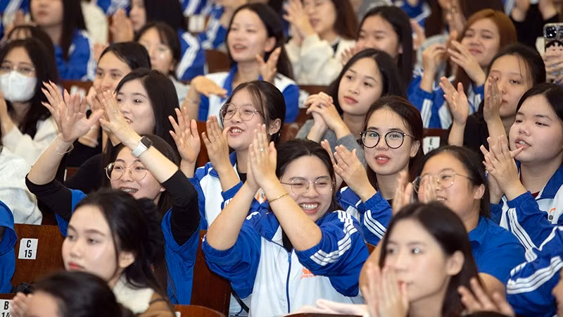 Đông đảo sinh viên đến tham gia tọa đàm.