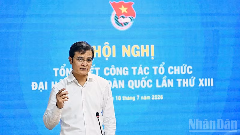 Đồng chí Bùi Quang Huy phát biểu ý kiến tại hội nghị.