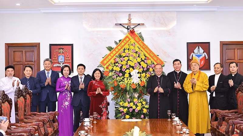 Đồng chí Bùi Thị Minh Hoài thăm, chúc mừng Tòa Tổng Giám mục Tổng Giáo phận Hà Nội và Phó Chủ tịch Hội đồng Giám mục Việt Nam Vũ Văn Thiên nhân dịp Giáng sinh năm 2025.