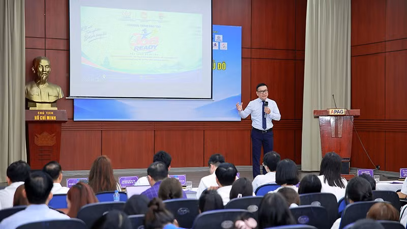 Các diễn trao đổi với sinh viên tại ngày hội. (Ảnh: Ban Tổ chức cung cấp)