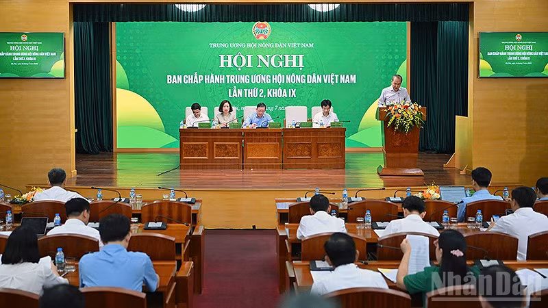 Các đại biểu tại hội nghị nghe Phó Chủ tịch Thường trực Hội Nông dân Việt Nam Phan Như Nguyện trình bày báo cáo tổng hợp.