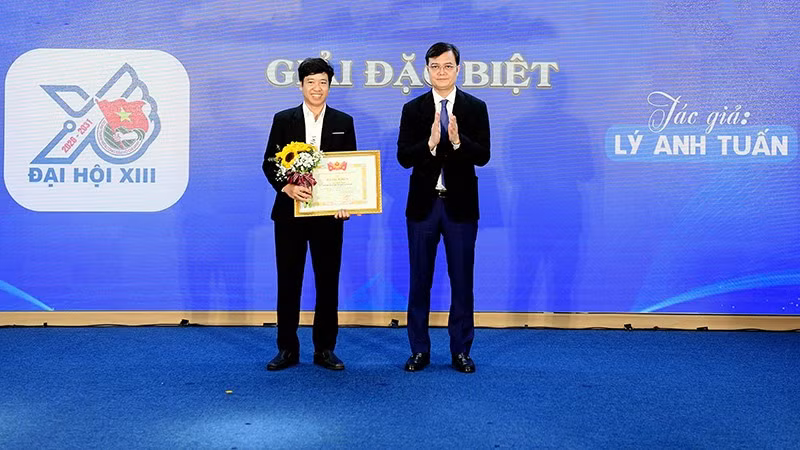 Bí thư Thứ nhất Trung ương Đoàn Bùi Quang Huy (bên phải) trao giải Đặc biệt của Cuộc thi sáng tác logo Đại hội Đoàn toàn quốc lần thứ XIII tặng tác giả Lý Anh Tuấn.