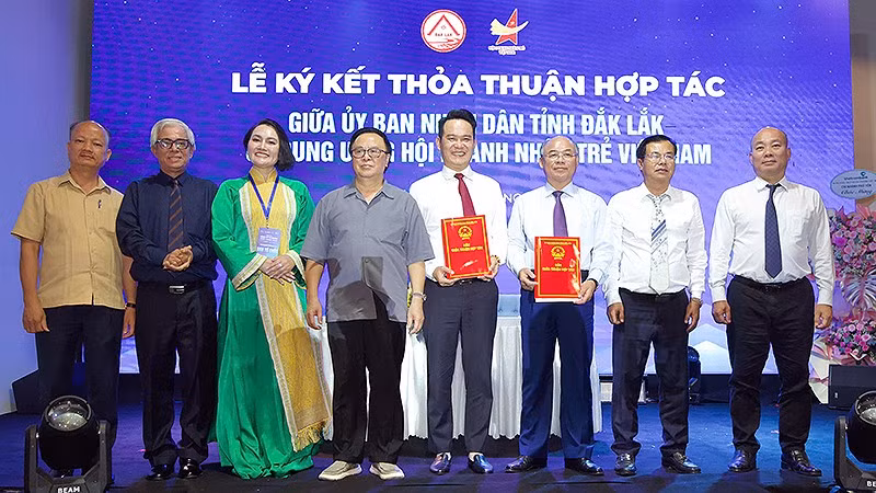 Đại diện tỉnh Đắk Lắk, Hội Doanh nhân trẻ Việt Nam và các bên liên quan tại chương trình ký kết thỏa thuận hợp tác.