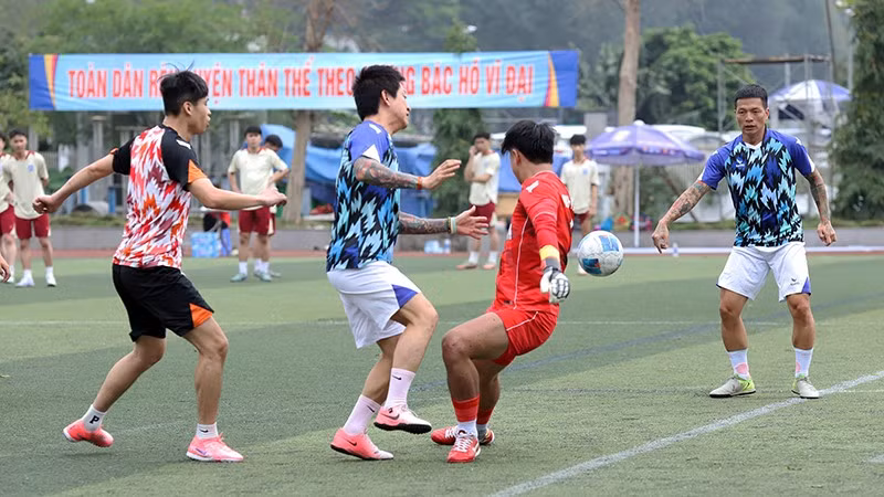 Ca sĩ Tuấn Hưng (thứ hai từ trái sang) tranh tài cùng các cầu thủ tại Giải bóng đá Thanh niên Việt Nam.
