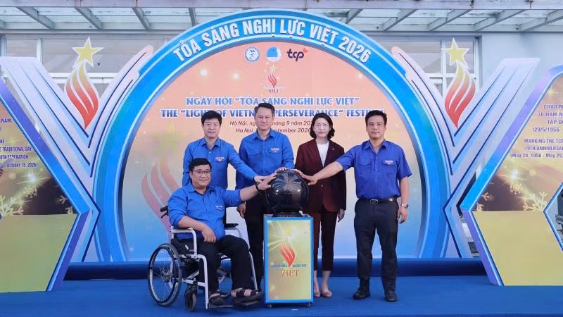 Đại diện Trung ương Hội Liên hiệp Thanh niên Việt Nam và các đơn vị liên quan thực hiện nghi thức khai mạc Ngày hội. (Ảnh: Trung ương Đoàn cung cấp)