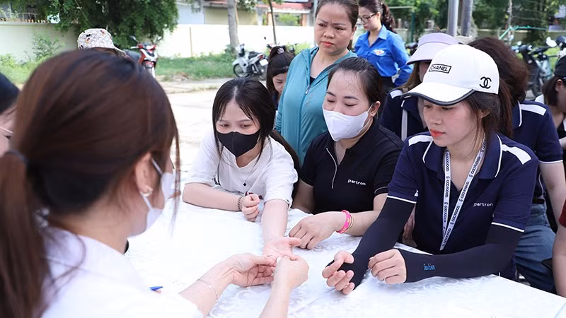 Y, bác sĩ trẻ tình nguyện khám bệnh, tư vấn sức khỏe miễn phí cho thanh niên công nhân tỉnh Phú Thọ tại Ngày hội.