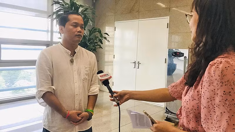 Ông Hoàng Hoa Trung trả lời phỏng vấn các đơn vị báo chí vào năm 2022.