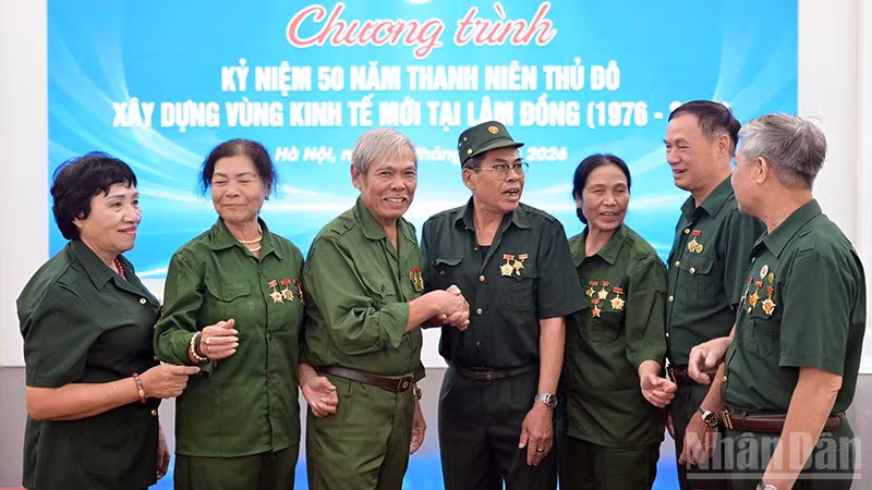 Bầu không khí gần gũi, thắm thiết tình đồng chí, đồng đội của những chiến sĩ thanh niên xung phong Thủ đô năm xưa sau bao năm gặp lại. (Ảnh: LINH PHAN)