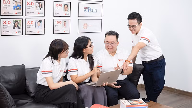 Bốn thầy, cô giáo tiếng Anh đạt 9.0 IELTS tuyệt đối thảo luận về các phương pháp học ngoại ngữ của mỗi người. (Ảnh: VINH SAN)