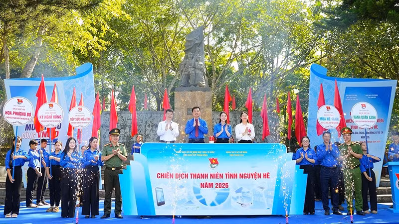Đại diện Đoàn Thanh niên Mặt trận Tổ quốc, các đoàn thể Trung ương và các đơn vị liên quan thực hiện nghi thức khởi động Chiến dịch "Thanh niên tình nguyện hè" năm 2026 trên địa bàn tỉnh Thanh Hóa.