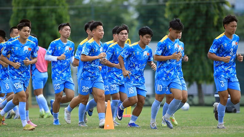 Đội tuyển bóng đá U19 Việt Nam tập luyện.