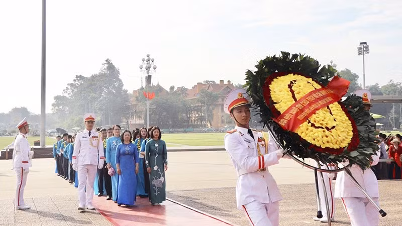 Đoàn đại biểu Liên đoàn Lao động tỉnh Thái Nguyên vào Lăng viếng Chủ tịch Hồ Chí Minh.