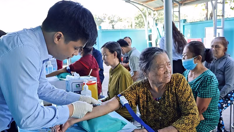 Đông đảo người dân đến khám, sàng lọc bệnh tại chương trình do Trung ương Hội Thầy thuốc trẻ Việt Nam triển khai tại Thành phố Hồ Chí Minh.