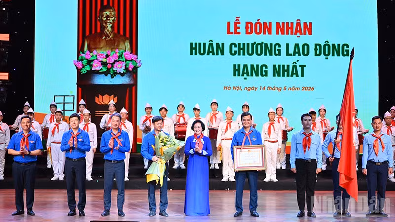 Phó Thủ tướng Phạm Thị Thanh Trà trao Huân chương Lao động hạng Nhất tặng Đội Thiếu niên Tiền phong Hồ Chí Minh.