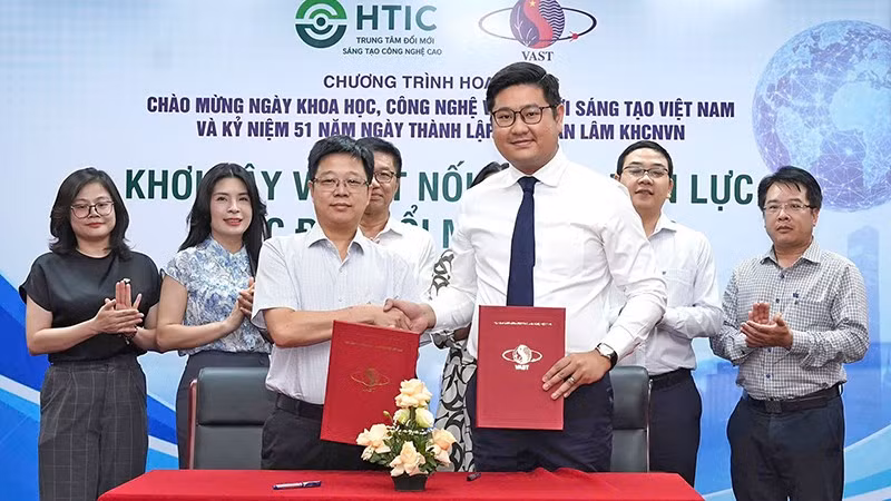 Đại diện HTIC và các bên ký kết hợp tác tại chương trình.