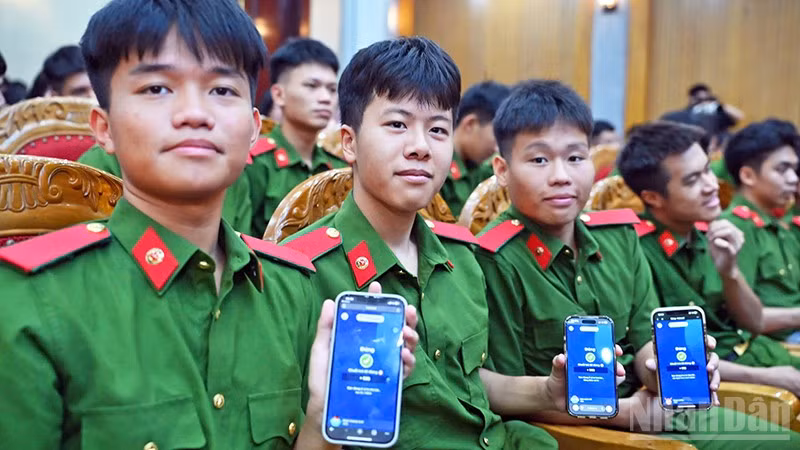 Học viên của Học viện Cảnh sát nhân dân tham gia thi hưởng ứng tại đầu cầu trực tiếp của Cuộc thi.
