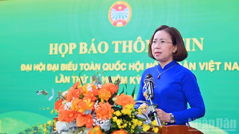 Phó Chủ tịch Hội Nông dân Việt Nam Bùi Thị Thơm cung cấp một số thông tin về Đại hội tại buổi họp báo.