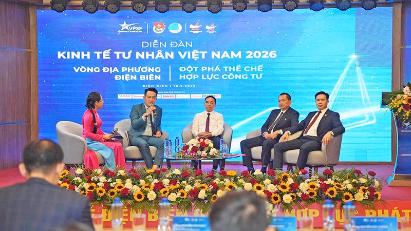 Đại diện chính quyền địa phương, nhà hoạch định chính sách, chuyên gia và doanh nhân trẻ tham gia đối thoại.