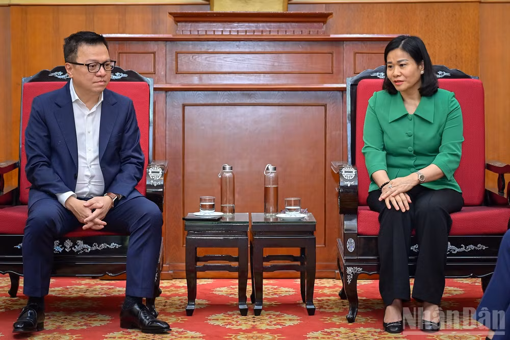 Đồng chí Nguyễn Thị Tuyến phát biểu ý kiến tại buổi tiếp nhận ủng hộ. (Ảnh: BẢO LONG)