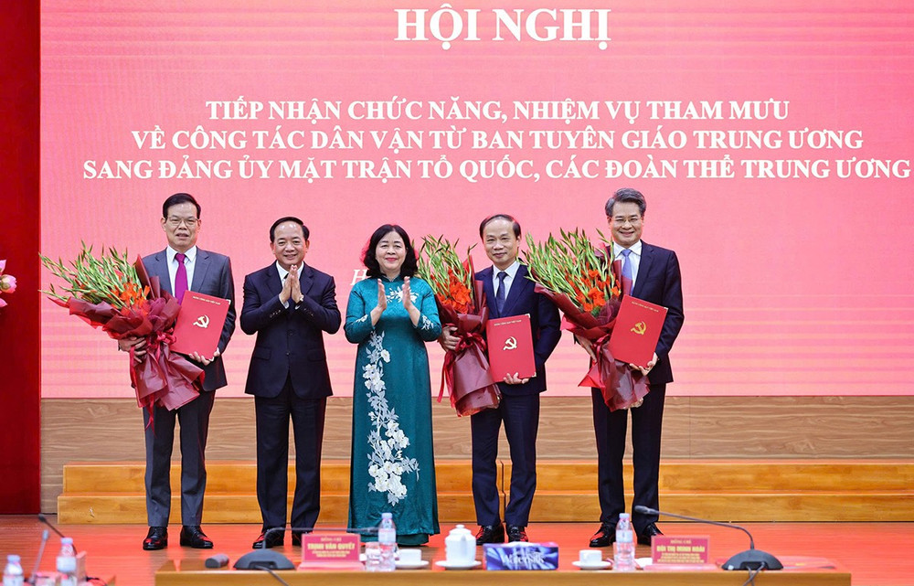 C&aacute;c đồng ch&iacute; B&ugrave;i Thị Minh Ho&agrave;i, Trịnh Văn Quyết (lần lượt thứ 3 v&agrave; 4 từ phải sang) trao quyết định, tặng hoa ch&uacute;c mừng ba B&iacute; thư chuy&ecirc;n tr&aacute;ch Đảng ủy Mặt trận Tổ quốc, c&aacute;c đo&agrave;n thể Trung ương nhiệm kỳ 2025-2030. (Ảnh: MINH ĐỨC)