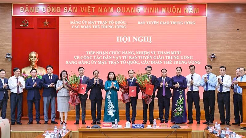 Các đồng chí lãnh đạo Đảng ủy Mặt trận Tổ quốc, các đoàn thể Trung ương và Ban Tuyên giáo Trung ương tặng hoa chúc mừng ba đồng chí Phó Bí thư chuyên trách Đảng ủy Mặt trận Tổ quốc, các đoàn thể Trung ương nhiệm kỳ 2025-2030. (Ảnh: MINH ĐỨC)