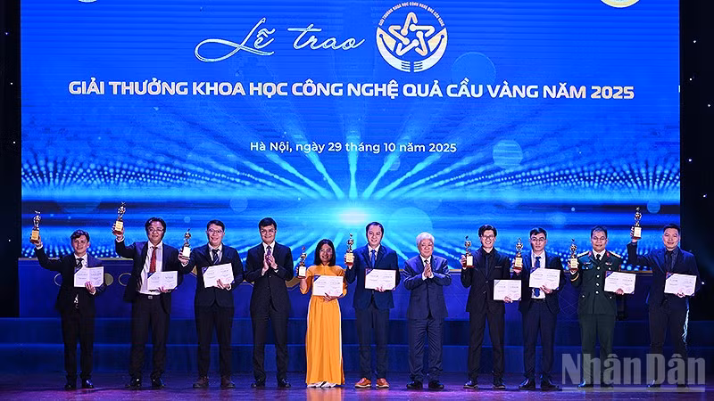 Các đồng chí Đỗ Văn Chiến, Bùi Quang Huy (lần lượt thứ 5 và 8 từ phải sang) trao Giải thưởng Khoa học công nghệ Quả cầu vàng năm 2025 tặng các cá nhân tiêu biểu.