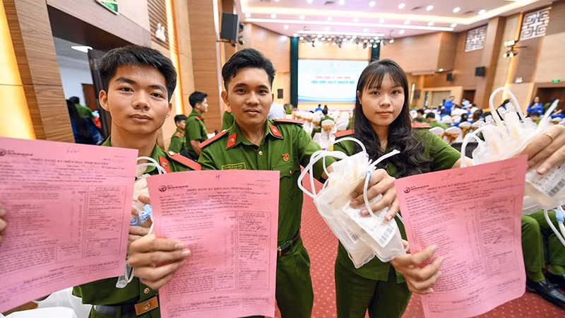 Đông đảo đoàn viên thanh niên các lực lượng tham gia chương trình.