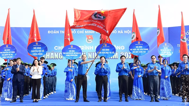 Đồng chí Nguyễn Minh Triết, Ủy viên dự khuyết Trung ương Đảng, Bí thư Thường trực Trung ương Đoàn (thứ 4 từ phải sang, hàng đầu) cùng đại diện Đoàn Thanh niên thành phố Hà Nội và các đơn vị liên quan thực hiện nghi thức khởi động Tháng Thanh niên của tuổi trẻ Thủ đô.