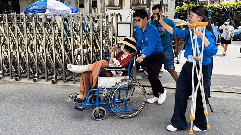Tình nguyện viên "Tiếp sức mùa thi" của Thủ đô hỗ trợ các thí sinh có hoàn cảnh đặc biệt sáng 11/6.