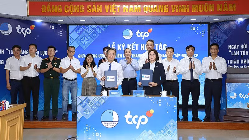 Đại diện Trung ương Hội Liên hiệp Thanh niên Việt Nam và Tập đoàn TCP trao biên bản ký kết thỏa thuận hợp tác.