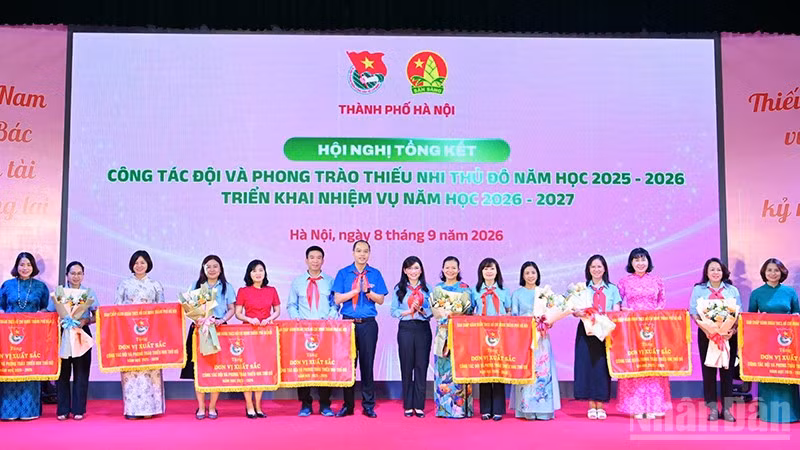 Ban tổ chức Hội nghị trao Cờ thi đua tặng các đơn vị xuất sắc. (Ảnh: LINH PHAN)