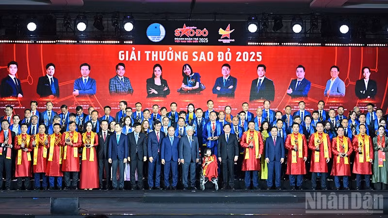 Đồng chí Đỗ Văn Chiến và đại diện các ban, bộ, ngành cùng Top100, Top30 "Doanh nhân trẻ Việt Nam tiêu biểu", 10 "Doanh nhân trẻ Việt Nam xuất sắc" năm 2025.