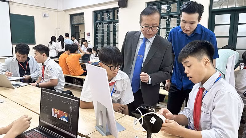 Đại diện Ban tổ chức tham quan khu vực tranh tài của các thí sinh tại Vòng chung kết Hội thi Tin học trẻ thành phố Hà Nội lần thứ 31.