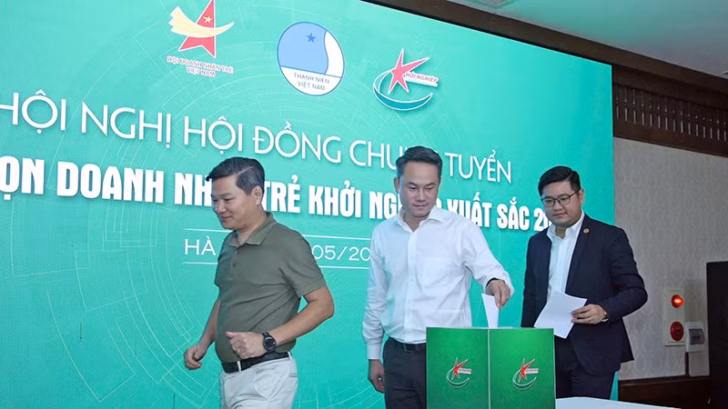 Phó Chủ tịch Thường trực Hội Liên hiệp Thanh niên Việt Nam Nguyễn Kim Quy (ở giữa) và các thành viên Hội đồng chung tuyển bỏ phiếu kín tại Hội nghị.