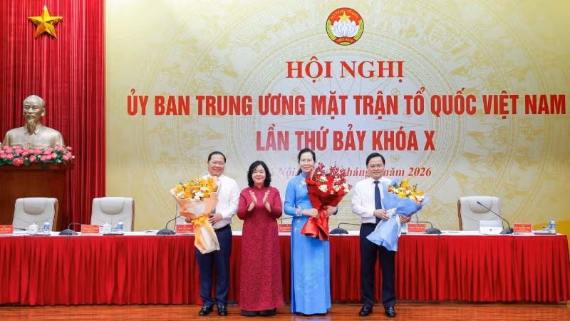 Đồng chí Bùi Thị Minh Hoài tặng hoa chúc mừng các đồng chí vừa được hiệp thương cử giữ chức Phó Chủ tịch Ủy ban Trung ương Mặt trận Tổ quốc Việt Nam. 