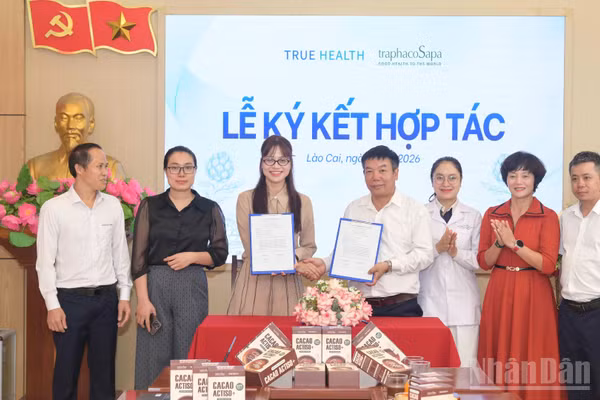 Công ty TraphacoSapa và Công ty True Health ký kết hợp tác phân phối độc quyền sản phẩm Cacao Actiso. (Ảnh: CÔNG HẢI)