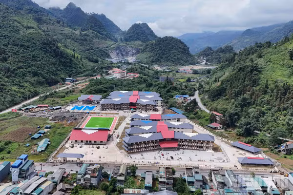 Trường phổ thông nội trú tiểu học và trung học cơ sở Mường Khương được đầu tư đồng bộ với tổng mức 255 tỷ đồng, đáp ứng quy mô 28 lớp với 980 học sinh. (Ảnh: CÔNG HẢI)