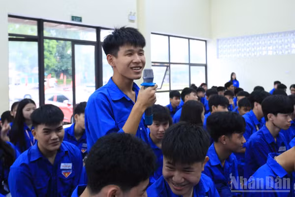 Các em học sinh hào hứng tham gia hỏi đáp nhận diện những hành vi có thể dẫn đến hoặc cấu thành bạo lực học đường và cách xử lý khi gặp vấn đề. (Ảnh: THÀNH TÂM)