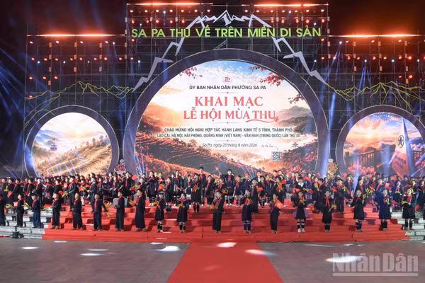 Chương trình nghệ thuật đặc biệt với chủ đề “Sa Pa-Thu về trên miền di sản” đã mang đến cho người dân và du khách những trải nghiệm đáng nhớ. (Ảnh: CÔNG HẢI)