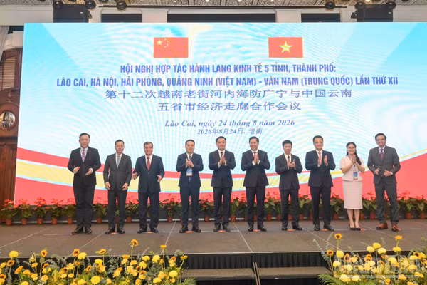 Lãnh đạo các địa phương tham dự Hội nghị hợp tác hành lang kinh tế chụp ảnh lưu niệm. (Ảnh: CÔNG HẢI)