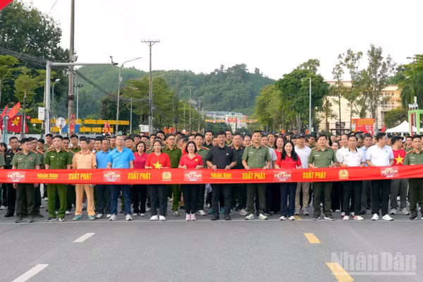 Hơn 34 nghìn người tham dự sự kiện “Cùng Việt Nam tiến bước” năm 2026 tại Lào Cai. (Ảnh: CÔNG HẢI)