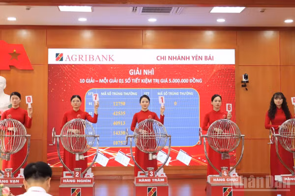 Lễ quay số được tổ chức công khai, minh bạch, xác định các khách hàng may mắn trúng thưởng với tổng cộng 122 giải thưởng hấp dẫn. (Ảnh: TÂM THỜI)