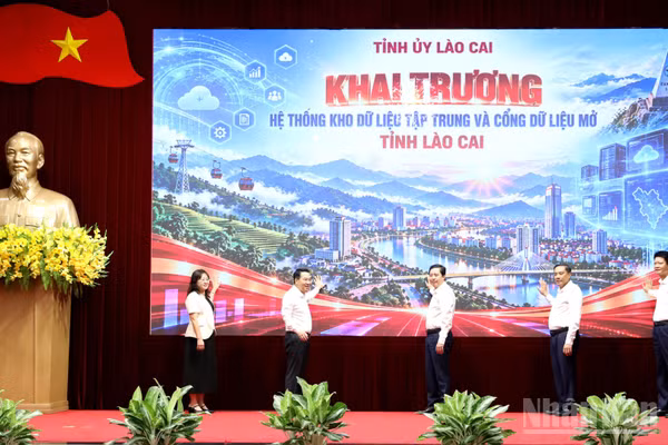 Các đồng chí lãnh đạo tỉnh Lào Cai thực hiện nghi thức khai trương kho dữ liệu dùng chung và cổng dữ liệu mở tỉnh. (Ảnh: Cổng thông tin điện tử tỉnh Lào Cai)