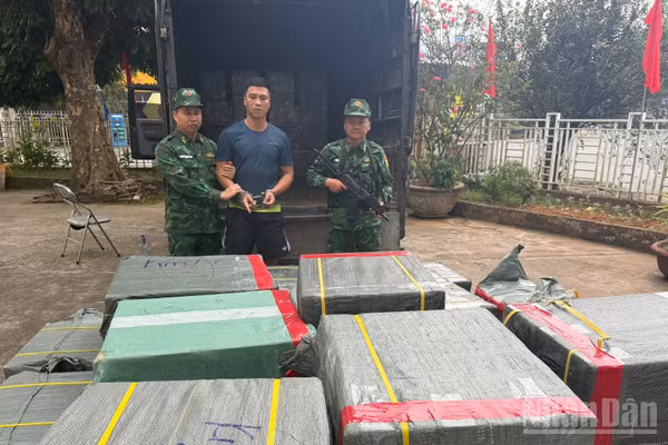 Đối tượng Trần Quang Khải cùng tang vật và phương tiện bị bắt giữ. (Ảnh: TÂM THỜI)