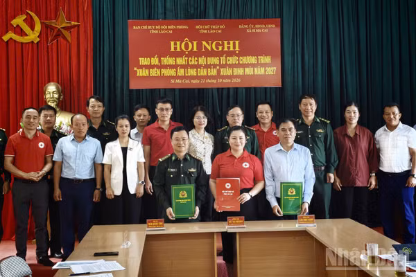 Các đơn vị ký kết phối hợp tổ chức chương trình “Xuân Biên phòng ấm lòng dân bản” gắn với phong trào “Tết Nhân ái” Xuân Đinh Mùi năm 2027. (Ảnh: TÂM THỜI)